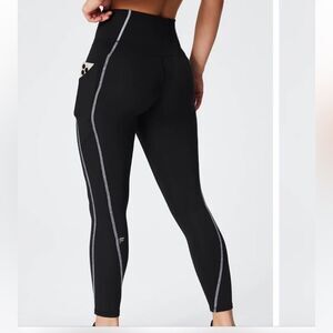 Fabletics oasis high waisted pocket‎ 7/8 leggings black/white nwt in packag